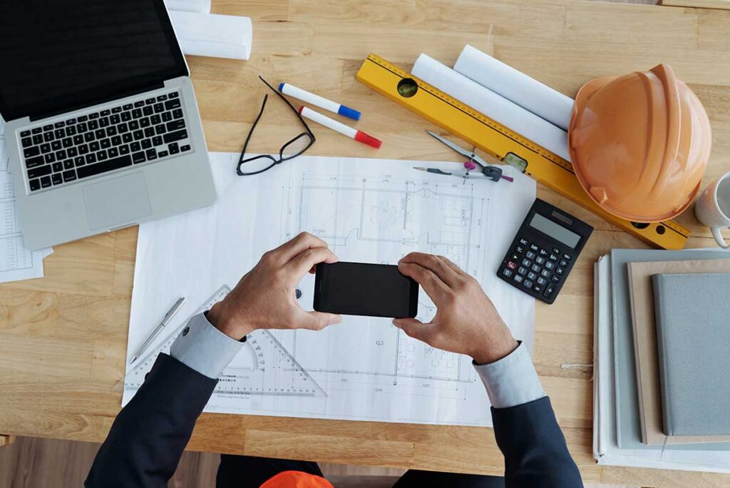 Contre-expertise bâtiment à Rouen : examen technique de plans et analyse de documents par un expert indépendant.