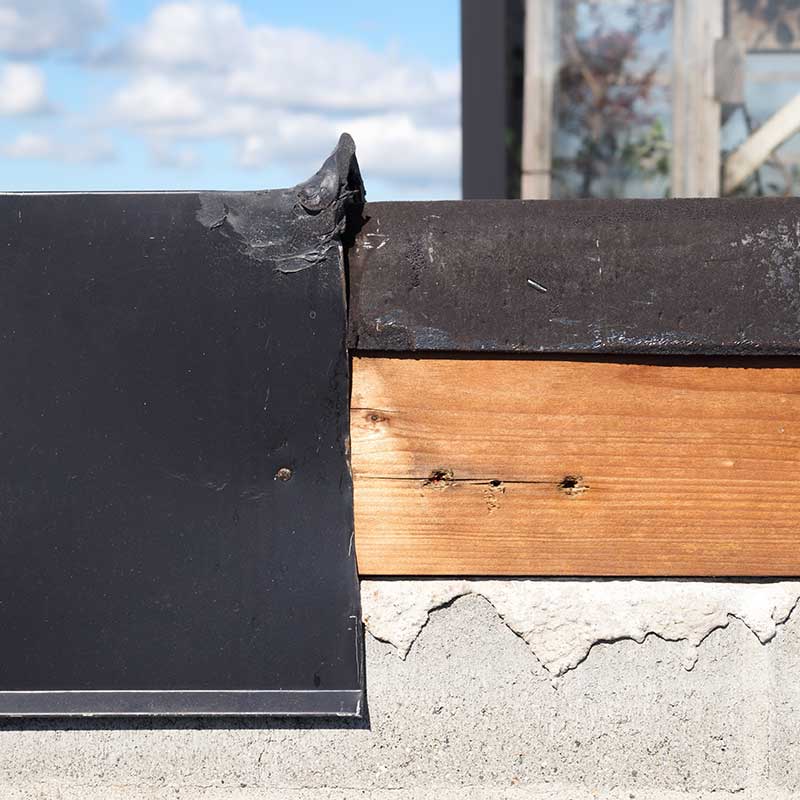 Expertise d'étanchéité de toiture-terrasse à Rouen : analyse d'un défaut de raccord et d'un point singulier non conforme.