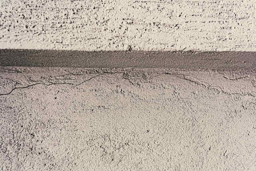 Analyse d'une fissure sur une façade de maison à Rouen par Christophe Pigné, expert bâtiment indépendant.