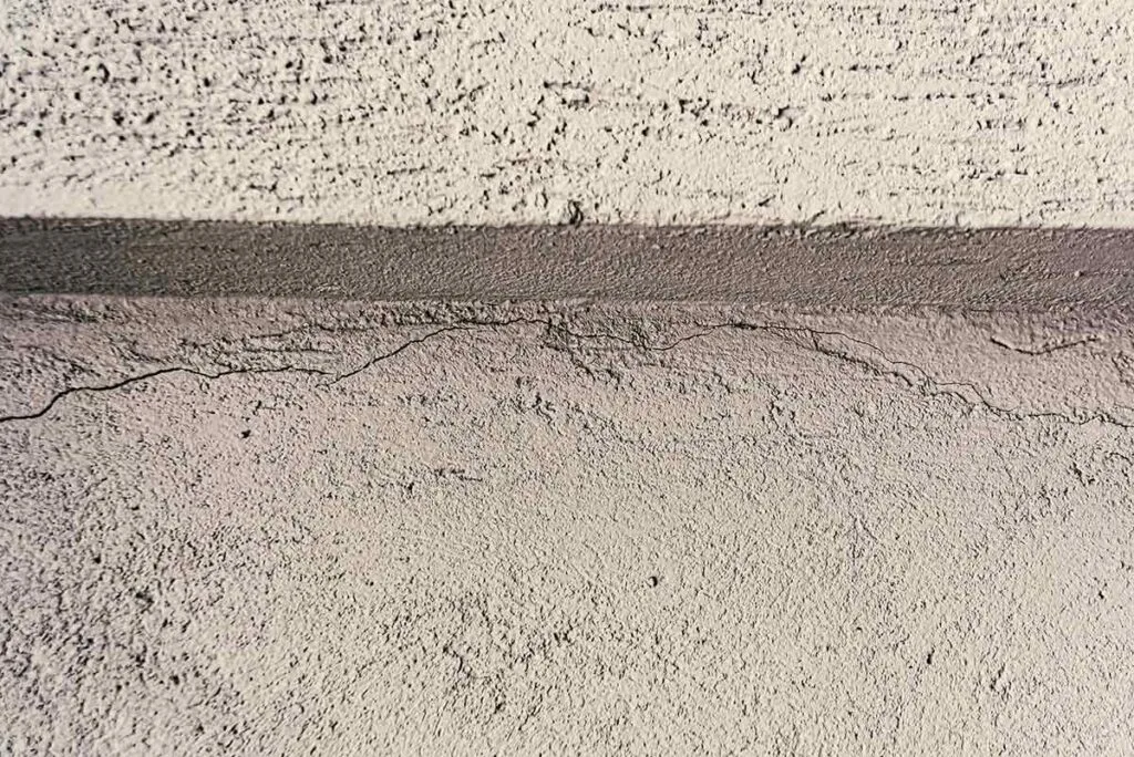 Analyse d'une fissure sur une façade de maison à Rouen par Christophe Pigné, expert bâtiment indépendant.