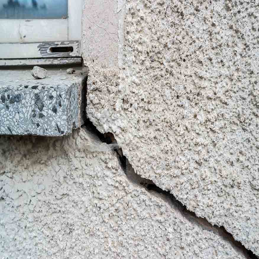 Importante fissure structurelle en escalier sur le mur de façade d'un pavillon, analysée par l'expert à Évreux.