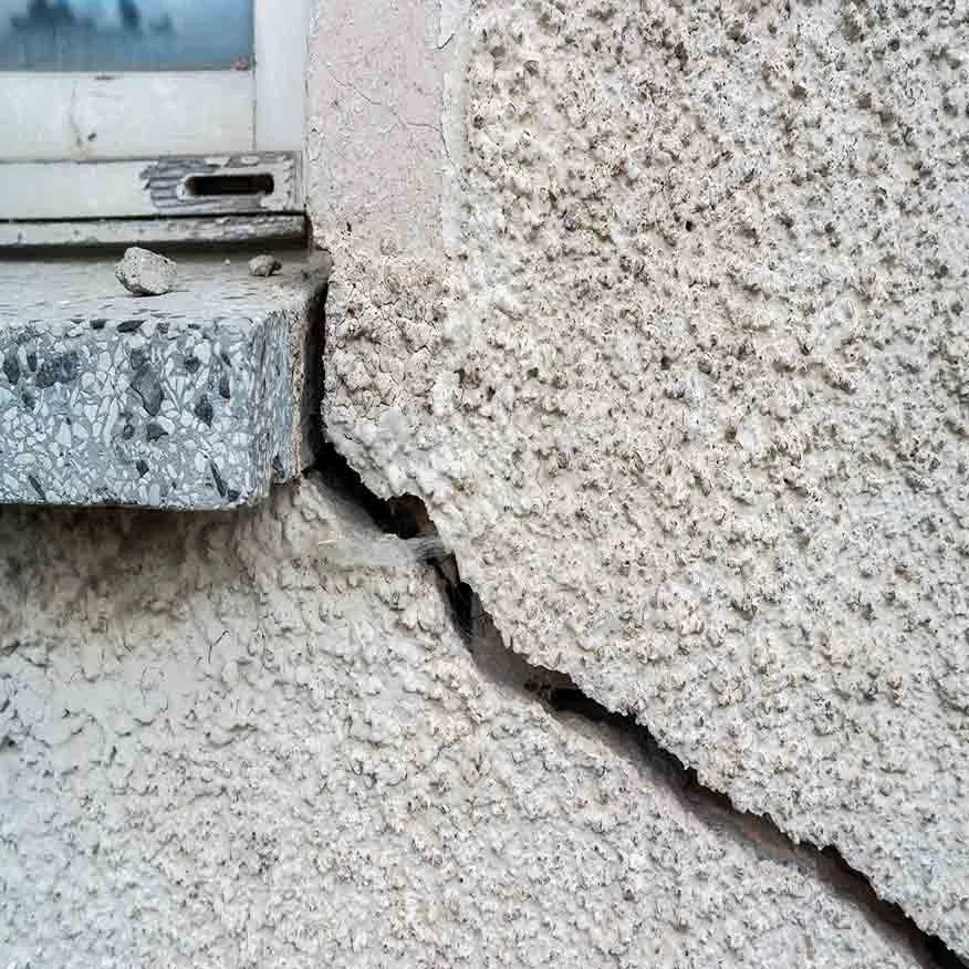 Importante fissure structurelle en escalier sur le mur de façade d'un pavillon, analysée par l'expert à Évreux.