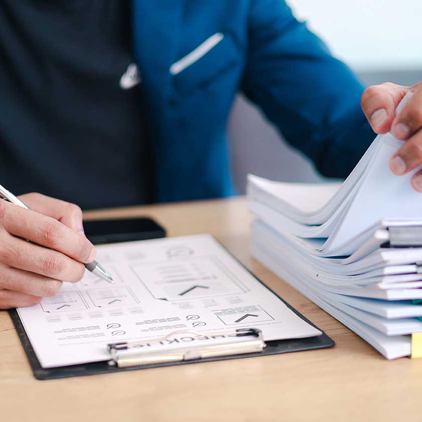 Expert bâtiment préparant un dossier de contre-expertise et une checklist de vérification technique en Normandie.